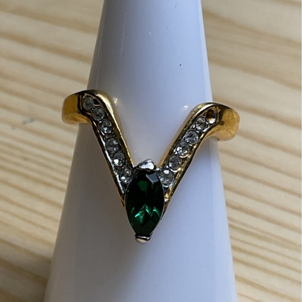 Vintage Gold Tone V-Shape Ring With Green Gem & Rhinestones